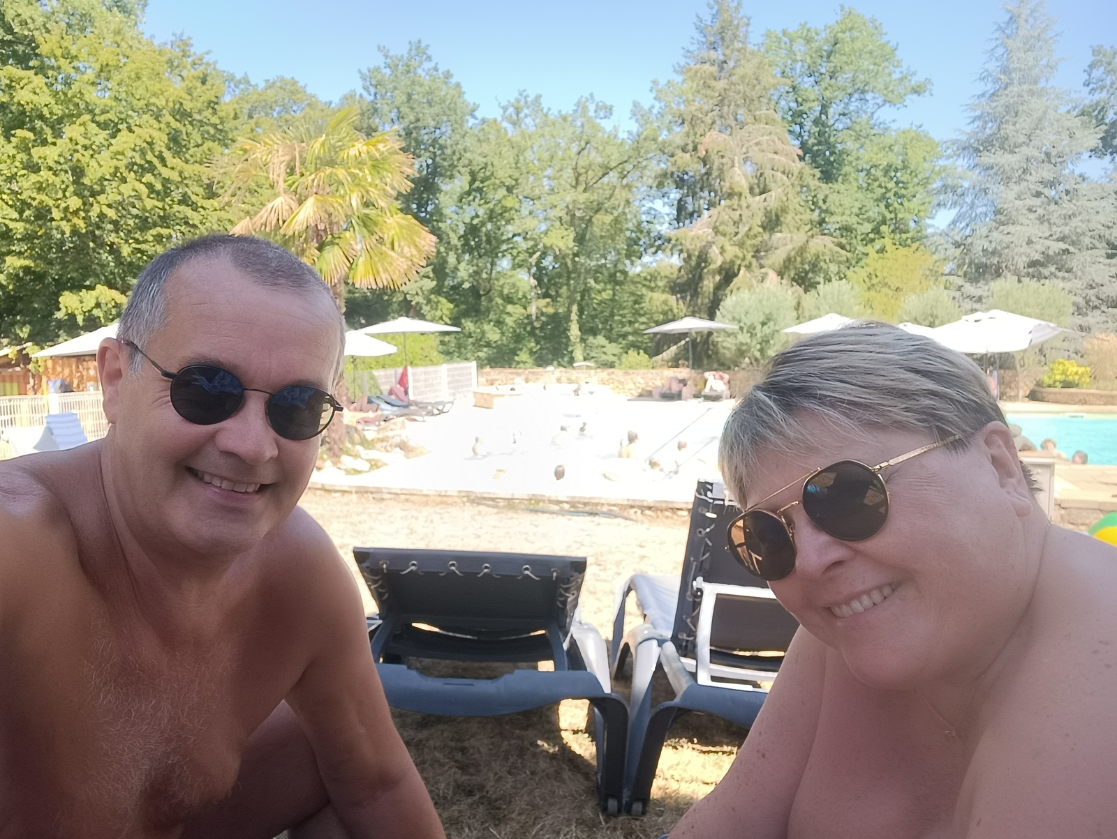 Repos des guerriers devant la piscine 
