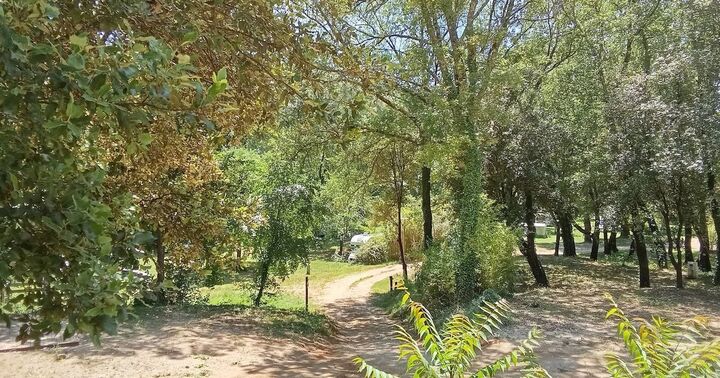Dans le Gard, le camping naturiste, une solution face aux fortes